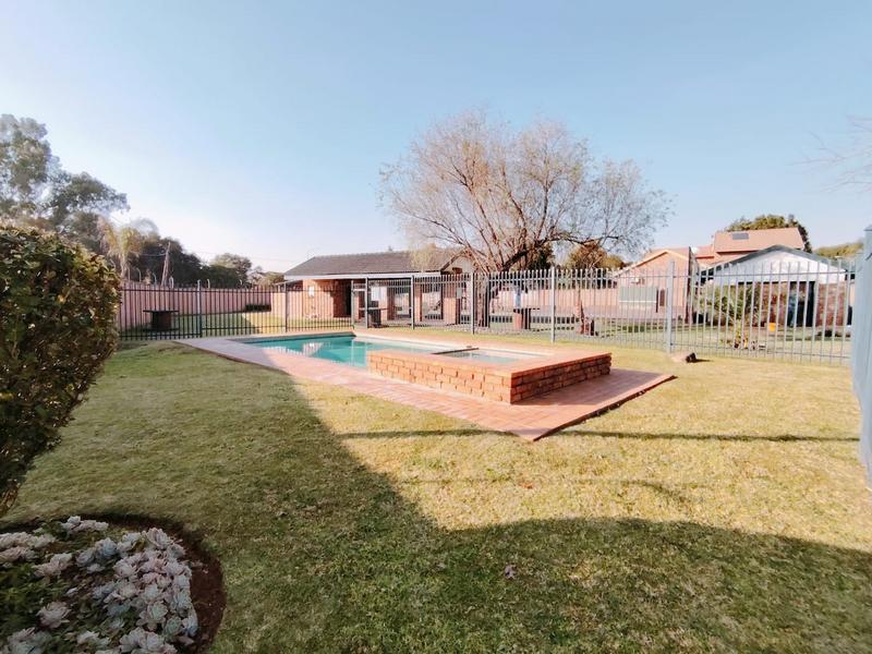 2 Bedroom Property for Sale in Rooihuiskraal North Gauteng