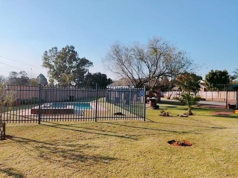2 Bedroom Property for Sale in Rooihuiskraal North Gauteng