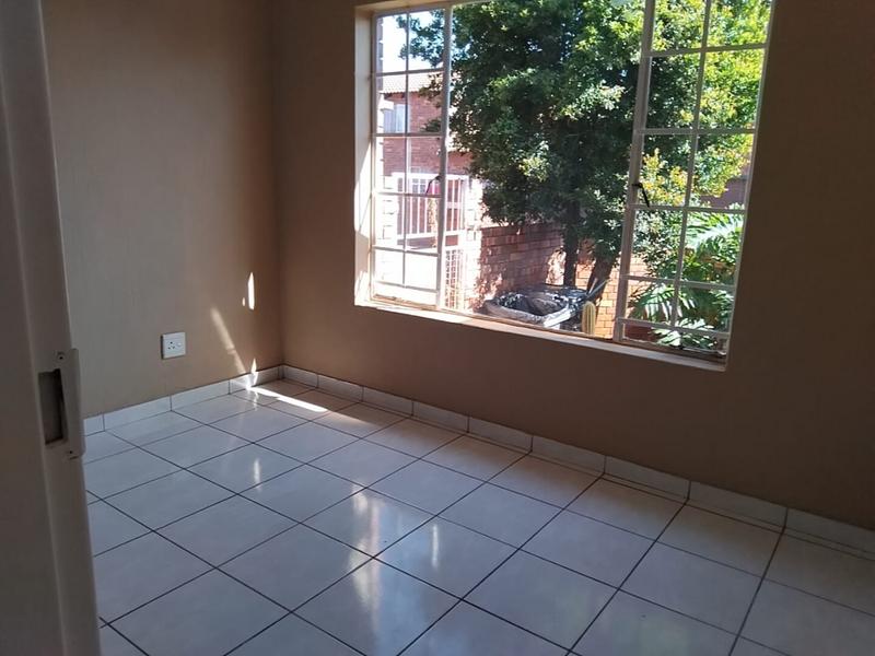 To Let 2 Bedroom Property for Rent in Weltevreden Park Gauteng