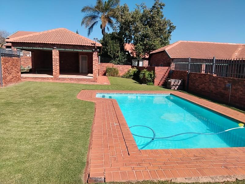 To Let 2 Bedroom Property for Rent in Weltevreden Park Gauteng