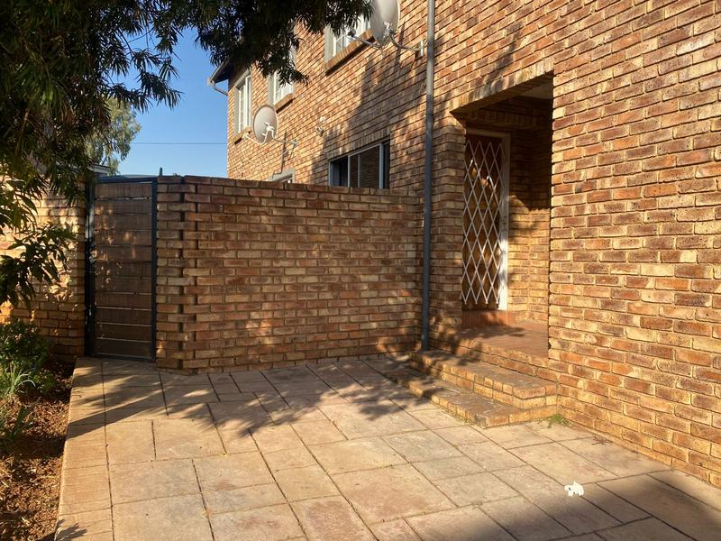 2 Bedroom Property for Sale in Die Hoewes Gauteng