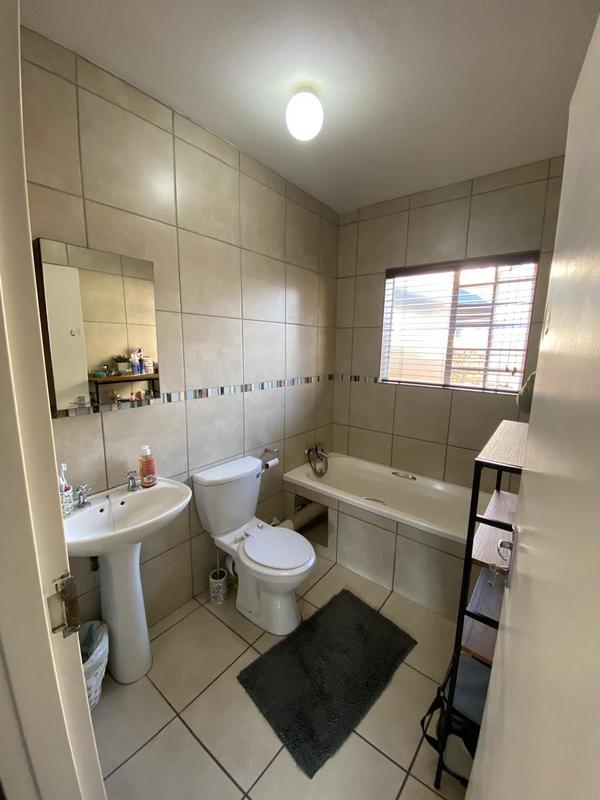 2 Bedroom Property for Sale in Die Hoewes Gauteng
