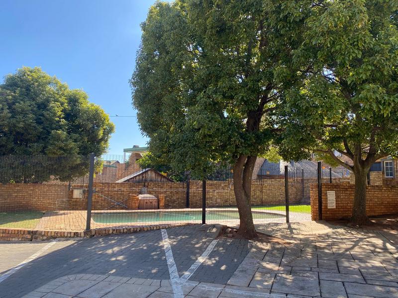 2 Bedroom Property for Sale in Die Hoewes Gauteng