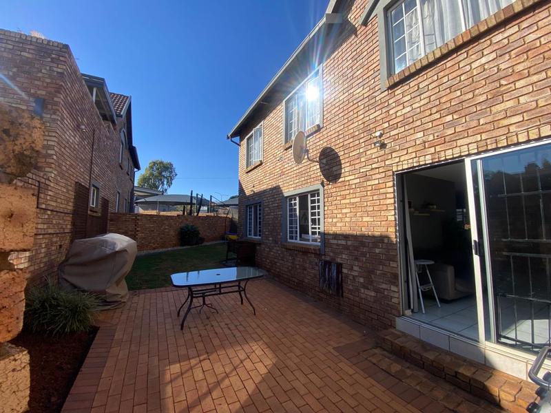 2 Bedroom Property for Sale in Die Hoewes Gauteng