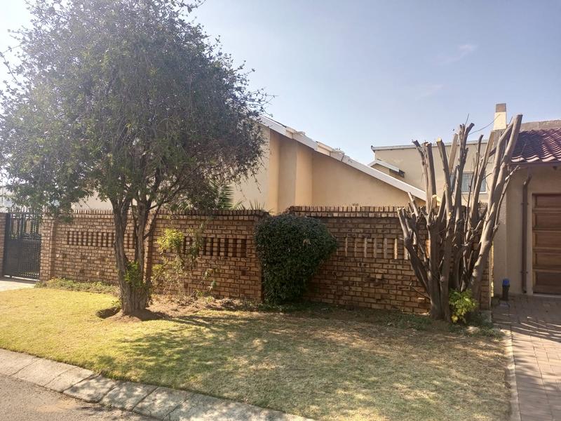 4 Bedroom Property for Sale in Diepkloof Gauteng