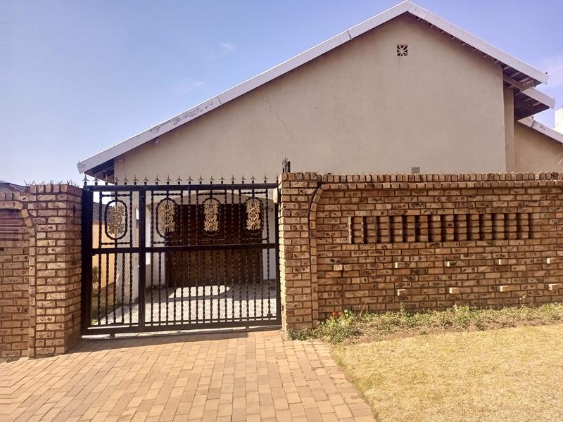 4 Bedroom Property for Sale in Diepkloof Gauteng