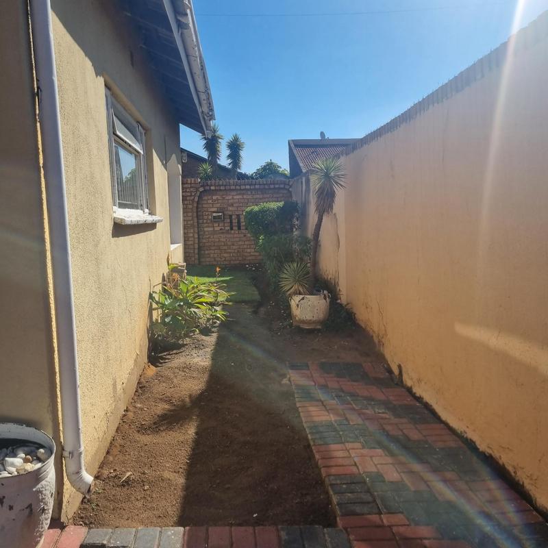 4 Bedroom Property for Sale in Diepkloof Gauteng