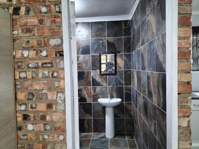 1 Bedroom Property for Sale in Birchleigh North Gauteng