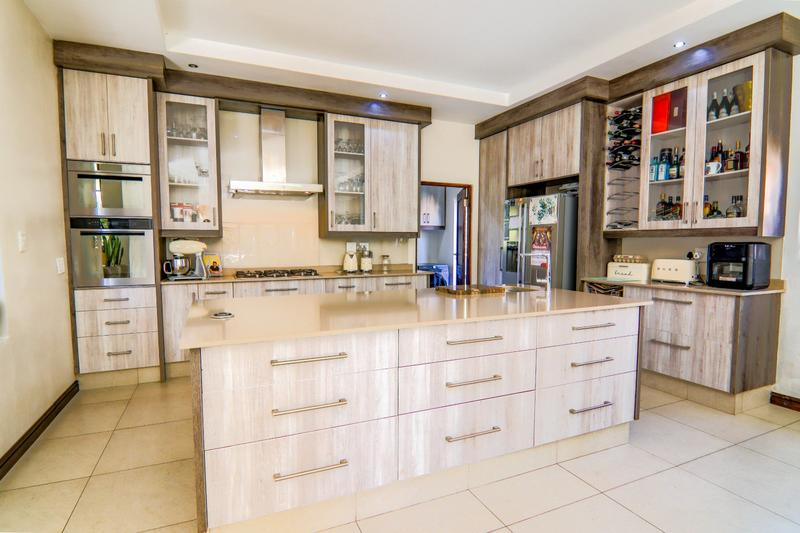 5 Bedroom Property for Sale in Copperleaf Estate Gauteng