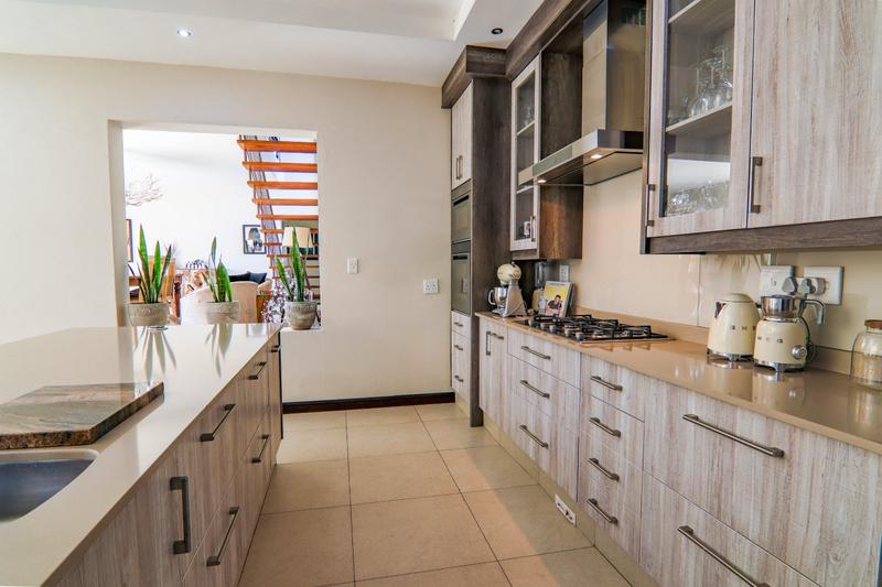 5 Bedroom Property for Sale in Copperleaf Estate Gauteng