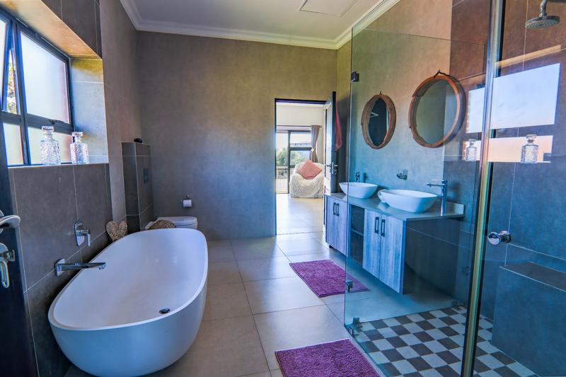 5 Bedroom Property for Sale in Copperleaf Estate Gauteng
