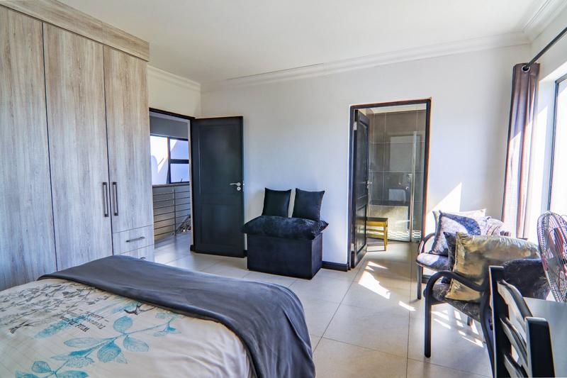 5 Bedroom Property for Sale in Copperleaf Estate Gauteng
