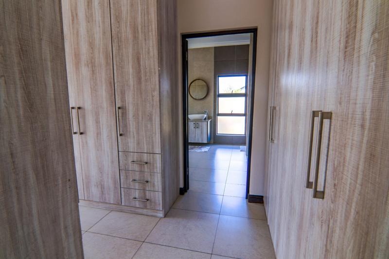 5 Bedroom Property for Sale in Copperleaf Estate Gauteng