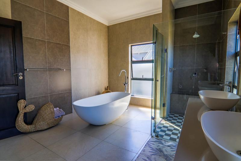 5 Bedroom Property for Sale in Copperleaf Estate Gauteng