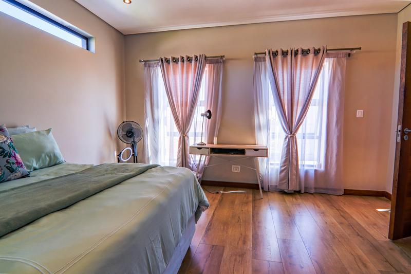 5 Bedroom Property for Sale in Copperleaf Estate Gauteng