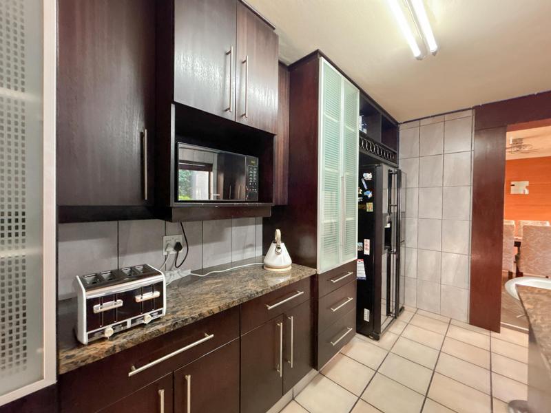To Let 6 Bedroom Property for Rent in Hurlingham Gauteng