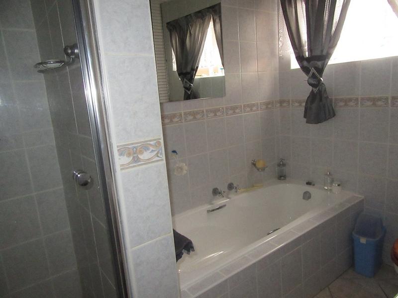 To Let 3 Bedroom Property for Rent in Greenhills Gauteng