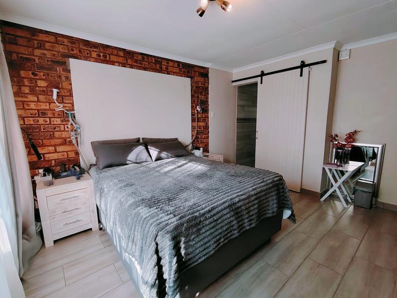 4 Bedroom Property for Sale in Rooihuiskraal Gauteng