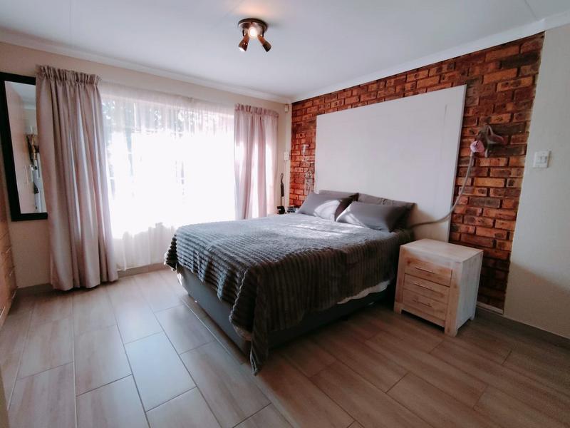 4 Bedroom Property for Sale in Rooihuiskraal Gauteng