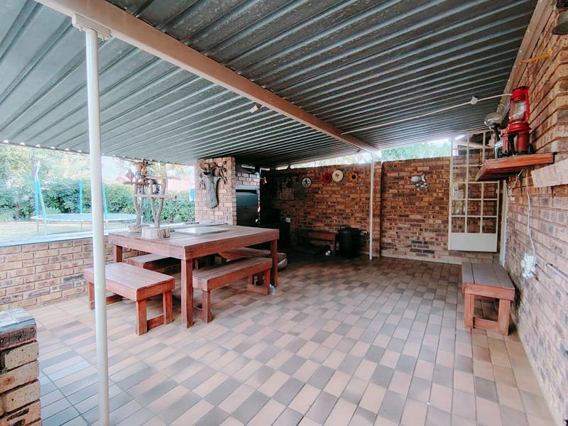 4 Bedroom Property for Sale in Rooihuiskraal Gauteng