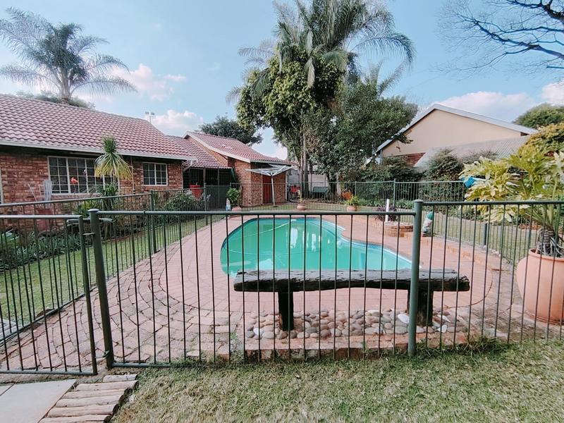 4 Bedroom Property for Sale in Rooihuiskraal Gauteng