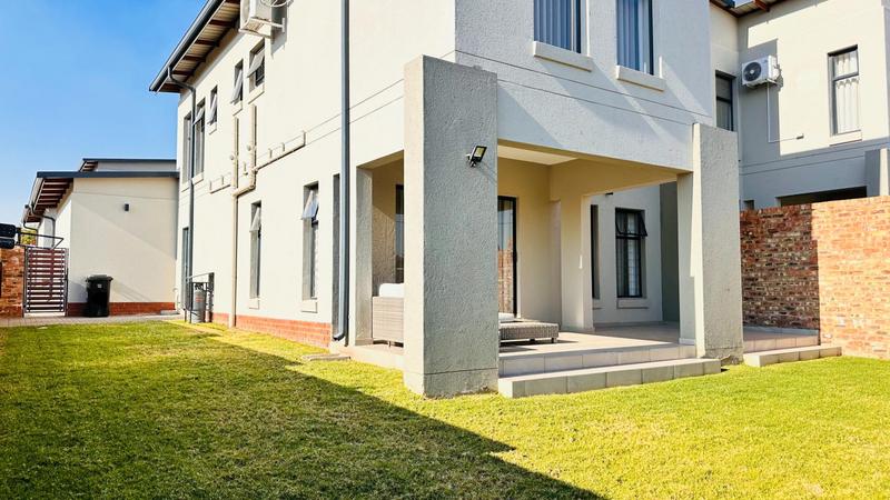 3 Bedroom Property for Sale in Crowthorne Gauteng
