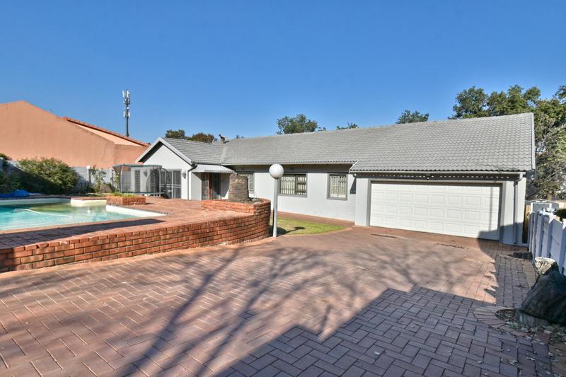 4 Bedroom Property for Sale in Oakdene Gauteng