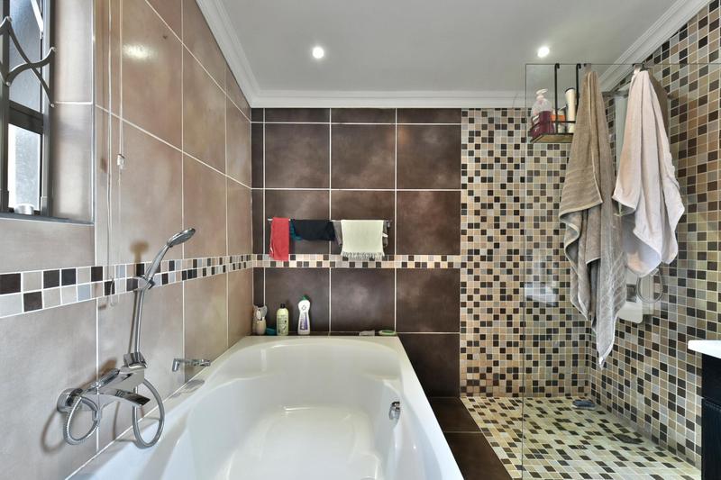 4 Bedroom Property for Sale in Oakdene Gauteng