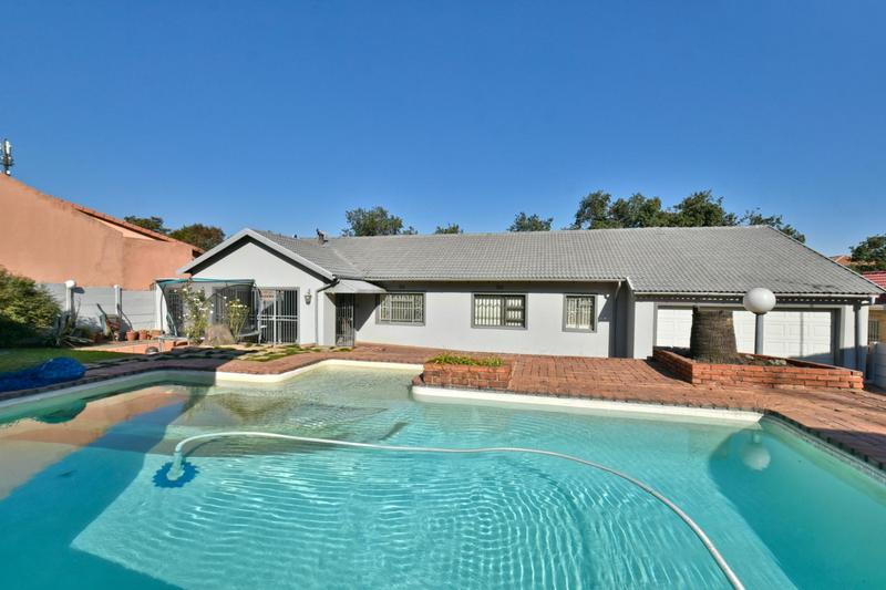 4 Bedroom Property for Sale in Oakdene Gauteng
