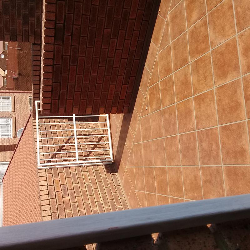 2 Bedroom Property for Sale in The Reeds Gauteng