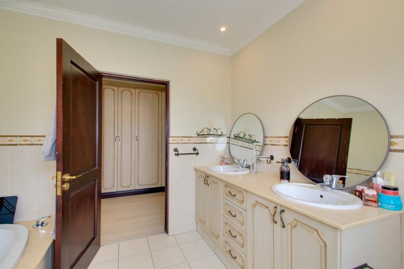 To Let 4 Bedroom Property for Rent in Beverley Gauteng