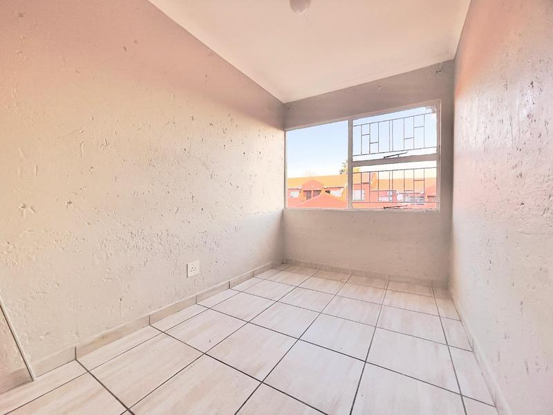 To Let 2 Bedroom Property for Rent in Vorna Valley Gauteng