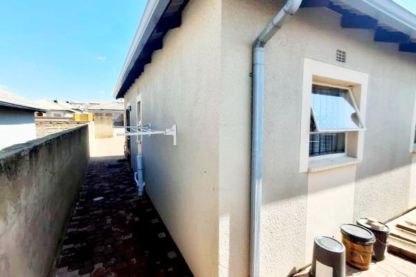 2 Bedroom Property for Sale in Clayville Gauteng