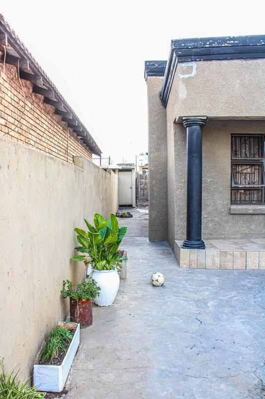 2 Bedroom Property for Sale in Umthambeka Gauteng