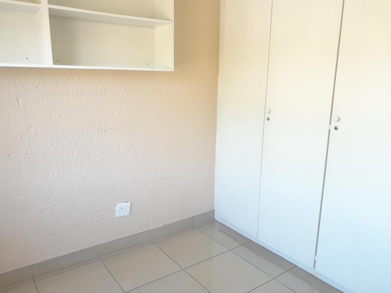 To Let 2 Bedroom Property for Rent in Magaliessig Gauteng
