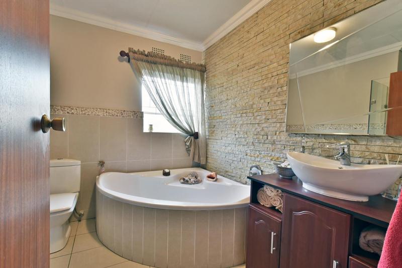 4 Bedroom Property for Sale in Mulbarton Gauteng