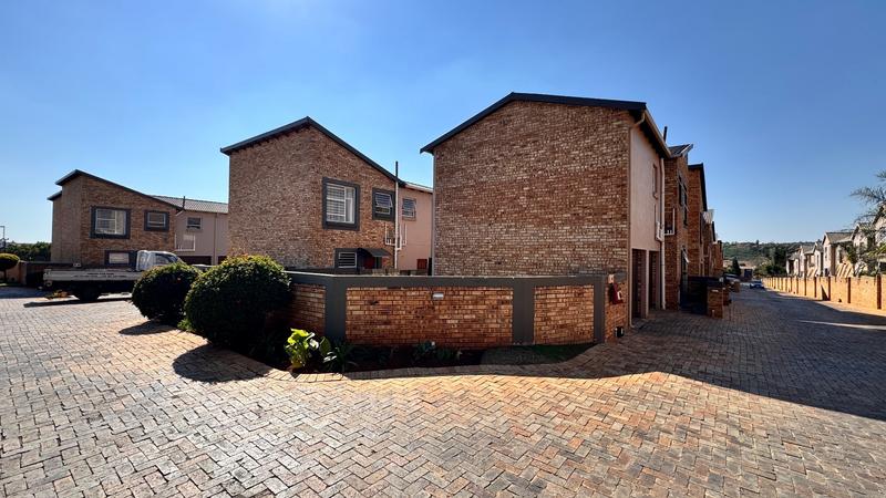 3 Bedroom Property for Sale in Wilgeheuwel Gauteng