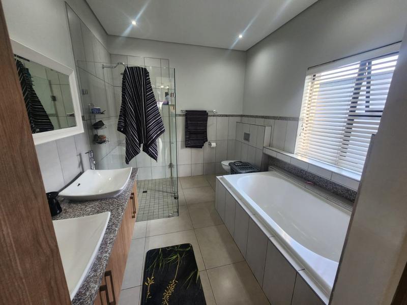 5 Bedroom Property for Sale in Zambezi Country Estate Gauteng