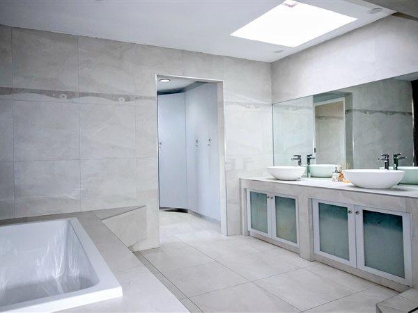 To Let 5 Bedroom Property for Rent in Hurlingham Gauteng