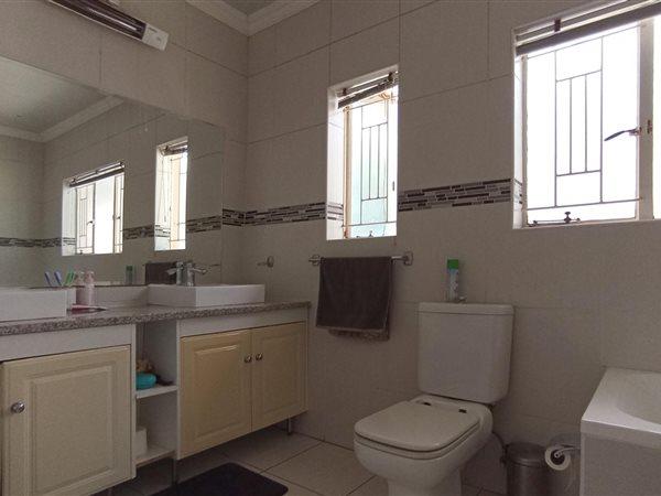 5 Bedroom Property for Sale in Gallo Manor Gauteng