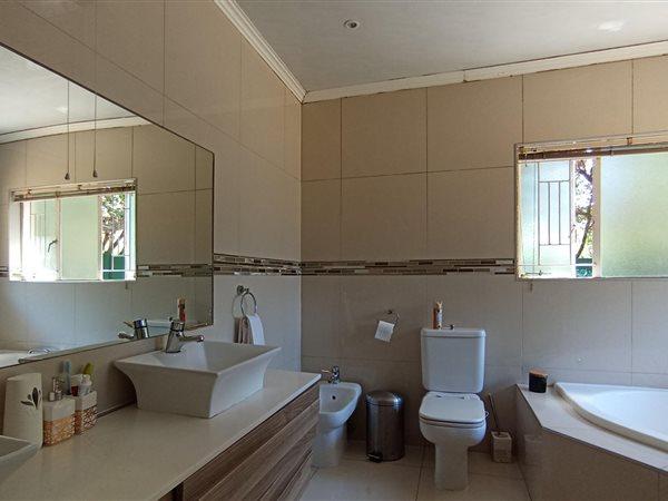 5 Bedroom Property for Sale in Gallo Manor Gauteng