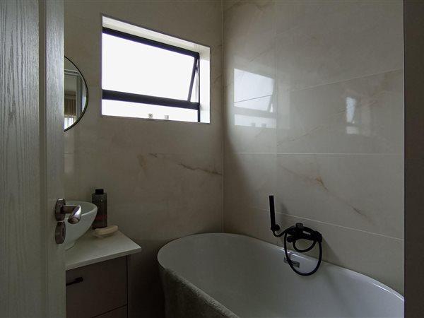4 Bedroom Property for Sale in Blue Valley Golf Estate Gauteng