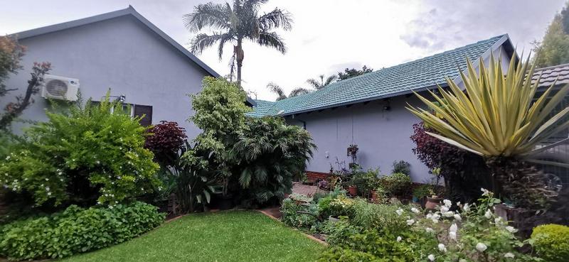 5 Bedroom Property for Sale in Florauna Gauteng
