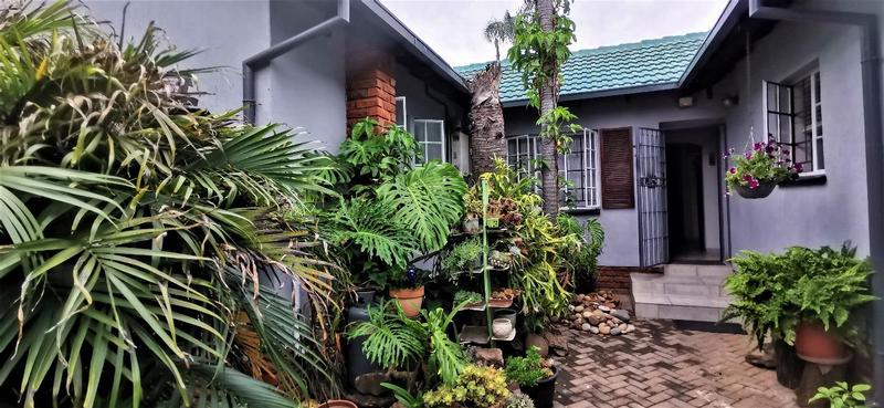 5 Bedroom Property for Sale in Florauna Gauteng