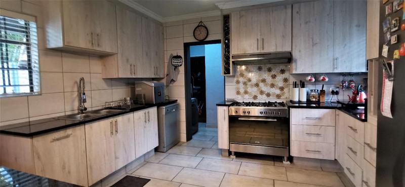 5 Bedroom Property for Sale in Florauna Gauteng