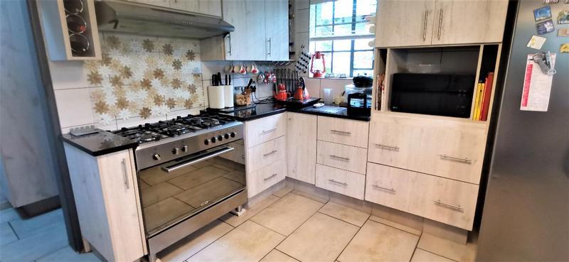 5 Bedroom Property for Sale in Florauna Gauteng