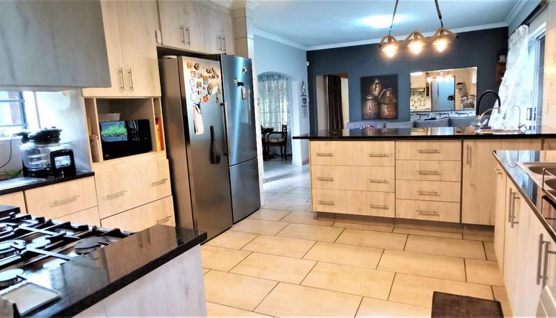 5 Bedroom Property for Sale in Florauna Gauteng