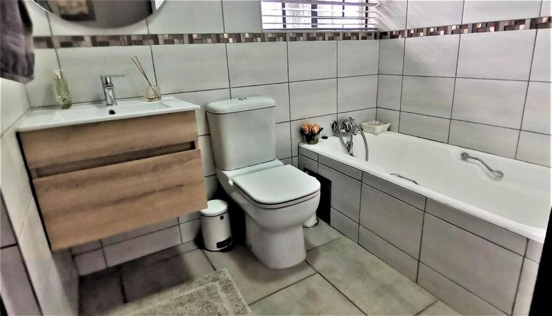 5 Bedroom Property for Sale in Florauna Gauteng