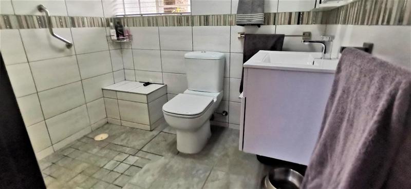 5 Bedroom Property for Sale in Florauna Gauteng