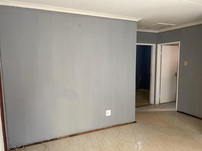 2 Bedroom Property for Sale in Zola Gauteng